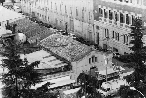 Vista general de l’edifici de l’escorxador municipal. Novembre 1987