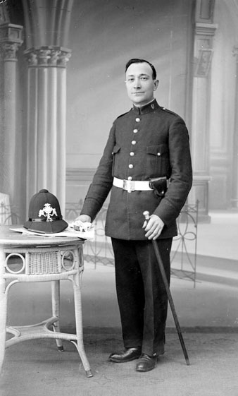 Retrat d'estudi d'un bomber vestit amb l'uniforme. 1920-1936