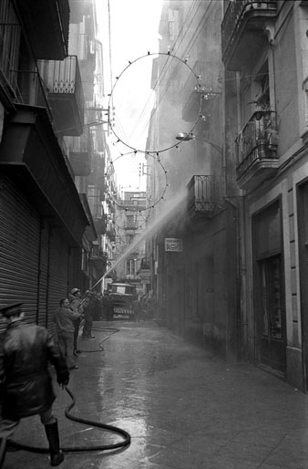 Bombers participant en les tasques d'extinció d'un incendi a la Ferreteria Puig, al carrer Abeuradors. 30 de desembre de 1971