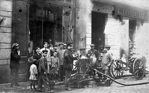 Bombers traient aigua d'un soterrani del carrer Argenteria amb una bomba de vapor. 1910