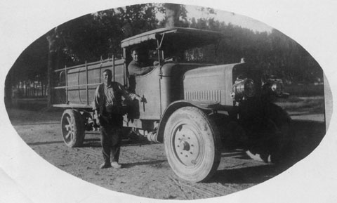 Camió cisterna dels bombers de Girona aparcat a la Devesa. El conductor és Antoni Cornellà. 1930-1940