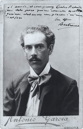 Retrat d'estudi de Prudenci Bertrana Compte dedicat a Carles Rahola. 1900_1905