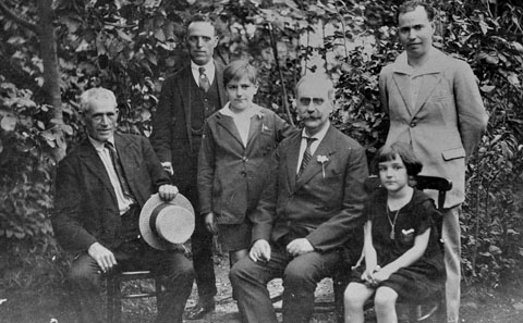 Retrat de grup en un jardí. Assegut, a la dreta, Carles Rahola. 1935-1939