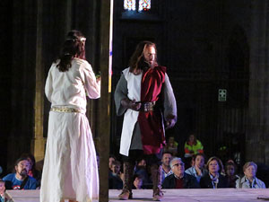 Representació de la Consueta de Sant Jordi cavaller a la nau gòtica de la Catedral