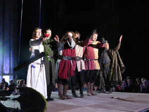 Representació de la Consueta de Sant Jordi cavaller a la nau gòtica de la Catedral