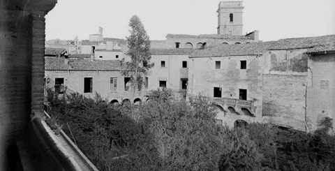 Claustre del convent de les Bernardes. Al fons, el campanar. 1936
