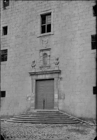Porta de l'església de les Bernardes. L'església i el convent de les Bernardes es situaven entre els carrers de les Hortes i de Santa Clara, i el Mercadal. 1910-1926