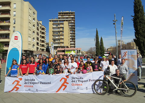 Foto de grup de les associacions i institucions participants en l'esdeveniment