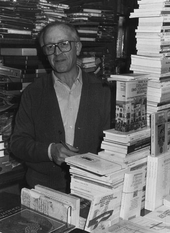 Pere Rodeja i Ponsatí a la llibreria, el 1986