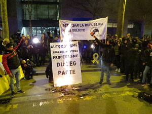 Manifestació contra el judici al procés. Concentració a la plaça de l'U d'octubre de 2017 i manifestació fins els Jutjats de Girona