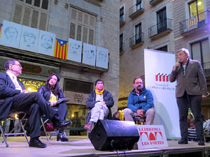 Presentació del llibre '1 judici (polític) i 100 preguntes' de Jaume Alonso-Cuevillas amb Marcel·la Topor, Lluís Llach i Benet Salellas, a la plaça del Vi de Girona