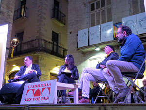 Presentació del llibre '1 judici (polític) i 100 preguntes' de Jaume Alonso-Cuevillas amb Marcel·la Topor, Lluís Llach i Benet Salellas, a la plaça del Vi de Girona