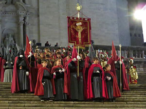 Setmana Santa 2019 a Girona. Sortida dels Manaies per lliurar el Pen&oacute;