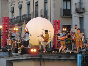 Festival Strenes 2019. Concert inaugural al terrat del punt d'Informaci&oacute; de la Rambla, a c&agrave;rrec d'Oques Grasses