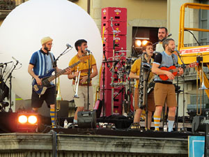 Festival Strenes 2019. Concert inaugural al terrat del punt d'Informació de la Rambla, a càrrec d'Oques Grasses