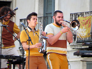 Festival Strenes 2019. Concert inaugural al terrat del punt d'Informació de la Rambla, a càrrec d'Oques Grasses