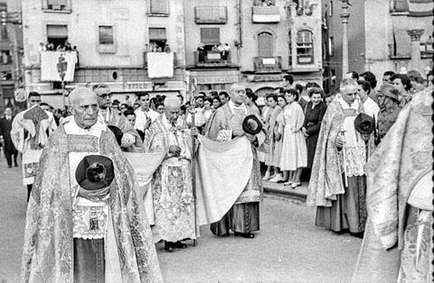 Processó de Corpus al seu pas pel pont de Pedra. Al centre, amb un bàcul, el bisbe Josep Cartañà. 17 de juny de 1954