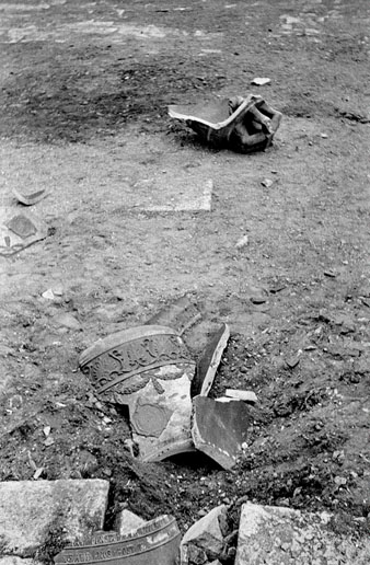 Restes de la campana Assumpta després de caure des del campanar durant la processó de Corpus. 20 de juny de 1946