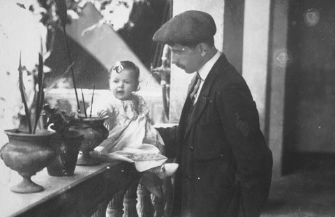 El fotògraf Valentí Fargnoli amb la seva filla Júlia, 1915