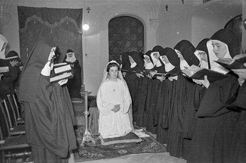 Cerimònia de presa dels hàbits de les noves monges del monestir de Sant Daniel. 15 d'octubre de 1957