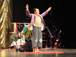 Festivals de Girona. FITAG 2019 - 'Tinto coraz&oacute;n'. Espectacle interpretat per la companyia 'Situaci&oacute;n Pa&iacute;s' de Valparaiso, Xile