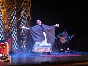 Festivals de Girona. FITAG 2019 - 'Tinto coraz&oacute;n'. Espectacle interpretat per la companyia 'Situaci&oacute;n Pa&iacute;s' de Valparaiso, Xile