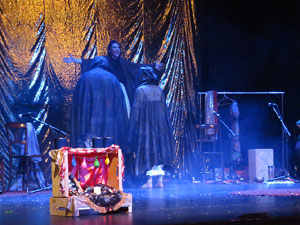 Festivals de Girona. FITAG 2019 - 'Tinto coraz&oacute;n'. Espectacle interpretat per la companyia 'Situaci&oacute;n Pa&iacute;s' de Valparaiso, Xile