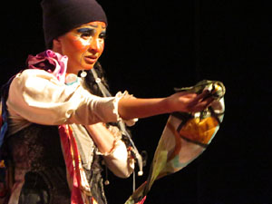 Festivals de Girona. FITAG 2019 - 'Tinto coraz&oacute;n'. Espectacle interpretat per la companyia 'Situaci&oacute;n Pa&iacute;s' de Valparaiso, Xile