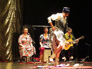 Festivals de Girona. FITAG 2019 - 'Tinto coraz&oacute;n'. Espectacle interpretat per la companyia 'Situaci&oacute;n Pa&iacute;s' de Valparaiso, Xile