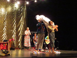 Festivals de Girona. FITAG 2019 - 'Tinto coraz&oacute;n'. Espectacle interpretat per la companyia 'Situaci&oacute;n Pa&iacute;s' de Valparaiso, Xile