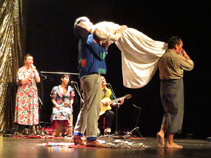 Festivals de Girona. FITAG 2019 - 'Tinto coraz&oacute;n'. Espectacle interpretat per la companyia 'Situaci&oacute;n Pa&iacute;s' de Valparaiso, Xile