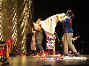 Festivals de Girona. FITAG 2019 - 'Tinto coraz&oacute;n'. Espectacle interpretat per la companyia 'Situaci&oacute;n Pa&iacute;s' de Valparaiso, Xile