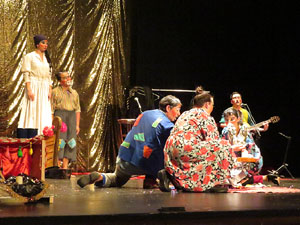 Festivals de Girona. FITAG 2019 - 'Tinto coraz&oacute;n'. Espectacle interpretat per la companyia 'Situaci&oacute;n Pa&iacute;s' de Valparaiso, Xile