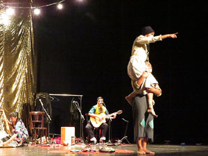 Festivals de Girona. FITAG 2019 - 'Tinto coraz&oacute;n'. Espectacle interpretat per la companyia 'Situaci&oacute;n Pa&iacute;s' de Valparaiso, Xile