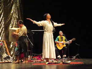 Festivals de Girona. FITAG 2019 - 'Tinto coraz&oacute;n'. Espectacle interpretat per la companyia 'Situaci&oacute;n Pa&iacute;s' de Valparaiso, Xile