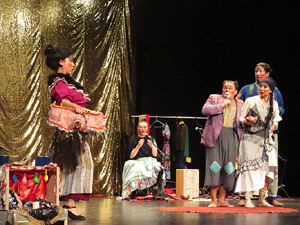 Festivals de Girona. FITAG 2019 - 'Tinto coraz&oacute;n'. Espectacle interpretat per la companyia 'Situaci&oacute;n Pa&iacute;s' de Valparaiso, Xile