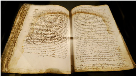 14 de juliol de 1492. Document signat davant notari, només quinze dies abans que acabés el termini legal per que els jueus marxessin de Girona, on la comunitat jueva cedeix les làpides del seu cementiri de Montjuïc a Joan de Sarriera