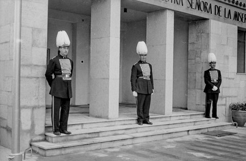 Inauguració del 'Hogar Infantil Nuestra Señora de la Misericordia'. Agents amb uniforme de gala a l'entrada del centre. 21 d'abril de 1963