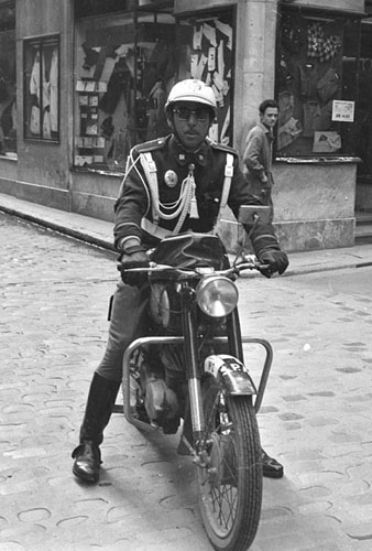 Un agent de policia amb motocicleta a l'encreuament entre el carrer Argenteria i la Cort Reial. 1968