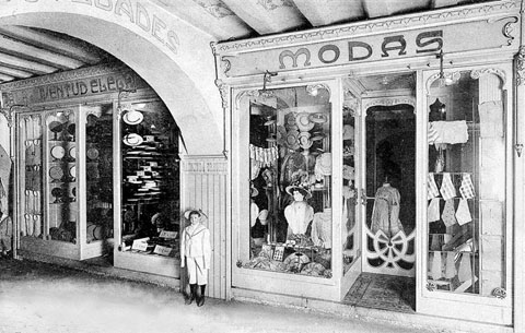 Façana de la botiga de barrets de Raimunda Creuhuet, a les voltes de la Rambla de la Llibertat. 1910-1912