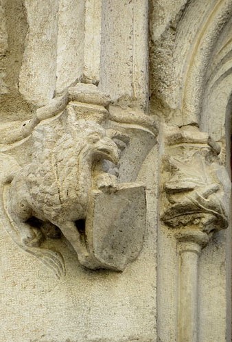 Detalls de finestres i balcons de la banda est de la Rambla de la Llibertat, testimonis del seu passat medieval