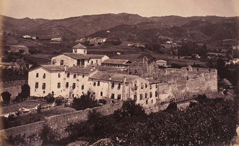 Vista des d'un punt elevat del monestir de Sant Daniel. S'observen part de les edificacions en estat ruinós. 1877