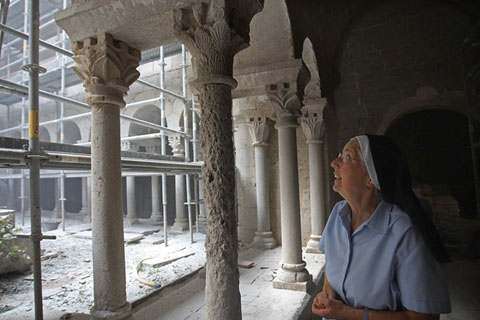 Obres de restauració al claustre del Monestir de Sant Daniel. 21 d'agost de 2012