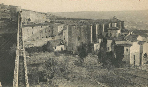 Vista des de la muralla del convent i de l'església de Sant Domènec. A la dreta, un tram de la muralla de Sant Domènec i al fons, la torre homònima. 1905-1911
