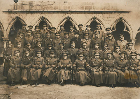 Retrat d'un grup de militars al claustre de Sant Domènec durant els anys en què el convent fou utilitzat com a caserna militar. 1910-1920