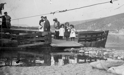 La barca que travessà el Ter fins a l'any 1905 quan finalitzà la construcció del pont de la Barca. 1900-1905