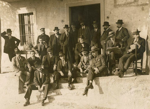 Retrat de grup dels funcionaris de l'Ajuntament de Girona després d'una trobada al merendero de la Barca. S'identifica a l'alcalde Frederic Bassols, Salustià Romero, Josep Jou Parés i Barrasetas. 28 d'octubre de 1918