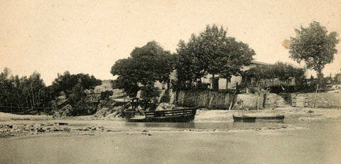 El riu Ter a l'altura de la barca, a Sant Ponç de la Barca, utilitzada per creuar el riu en aquest punt. Darrera seu, el merendero homònim. 1877