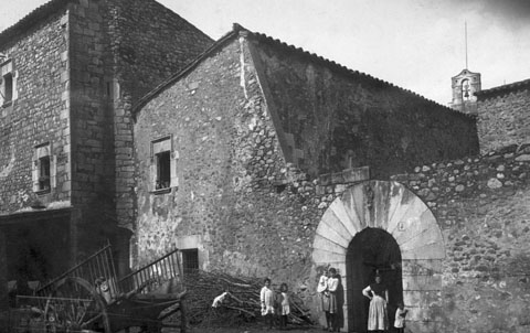 Vista parcial de Can Abrés (Can Ninetes) amb gent. 1890-1918