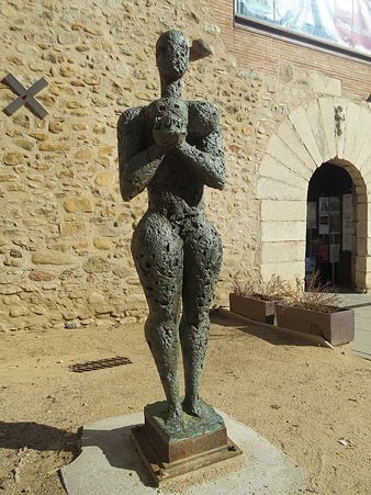 La Mamaroca, escultura en bronze de Paco Torres Monzó a l'entrada de Can Ninetes